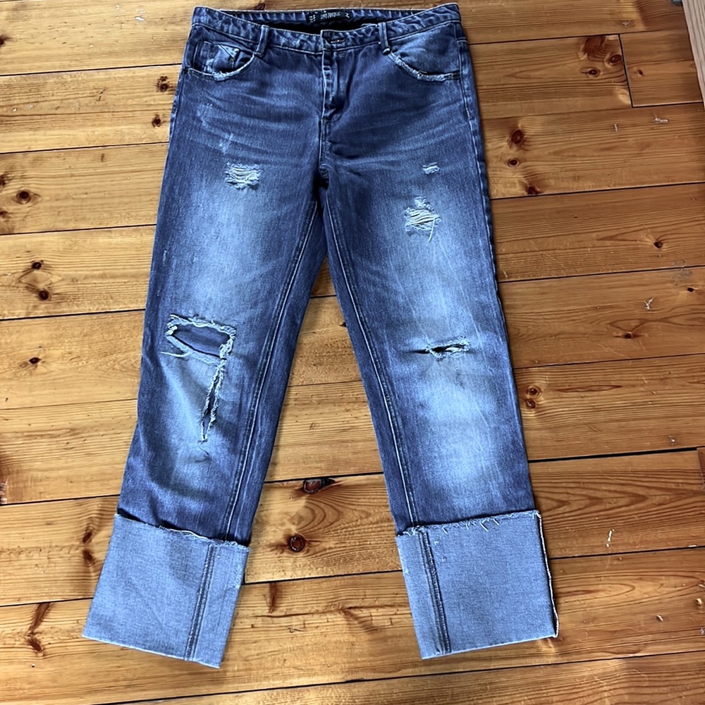 Zara Women’s Baggy Relaxed Fit Low Rise Cuffed Jeans in Medium Wash. Size 4